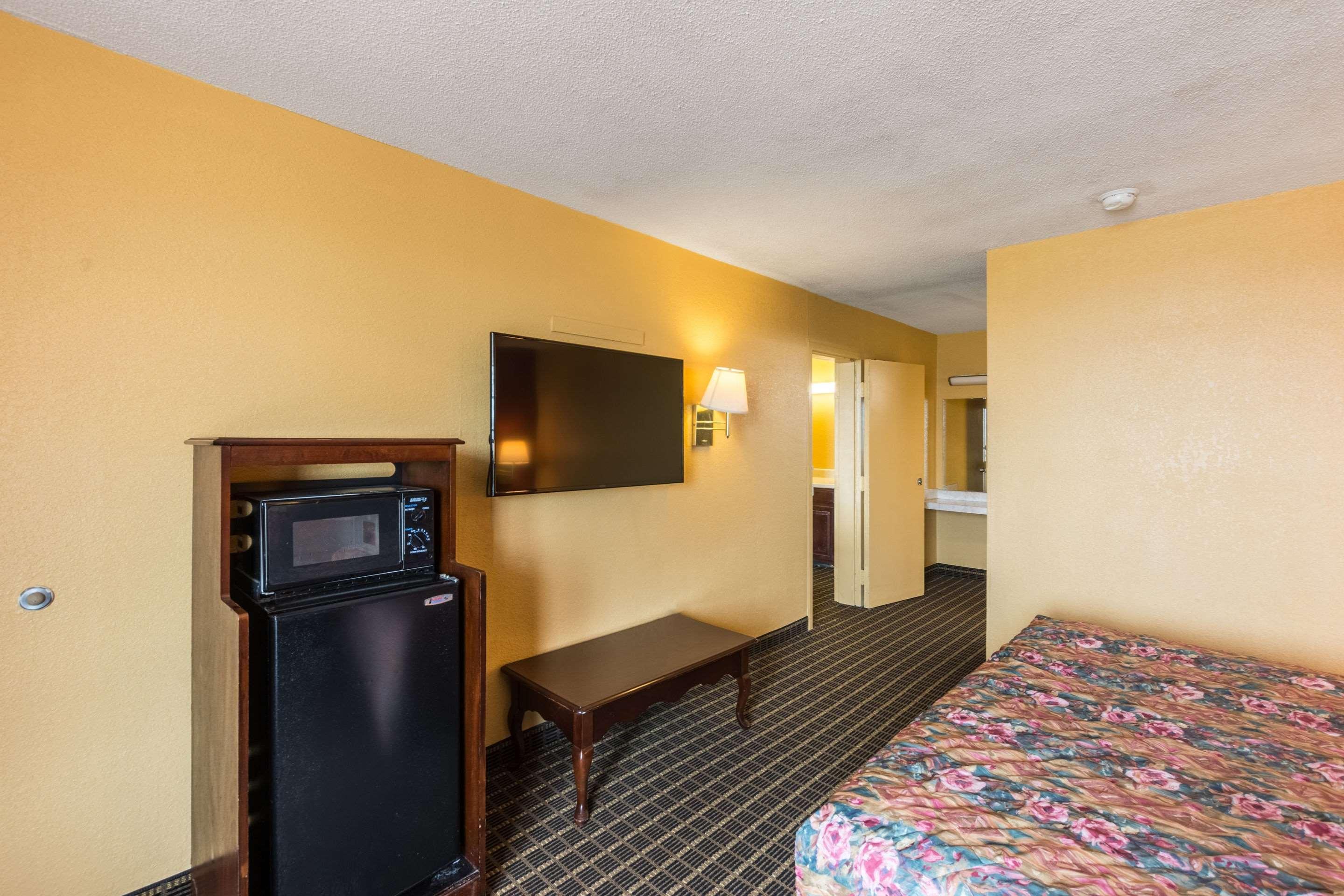 Econo Lodge Inn & Suites Orangeburg Exterior photo
