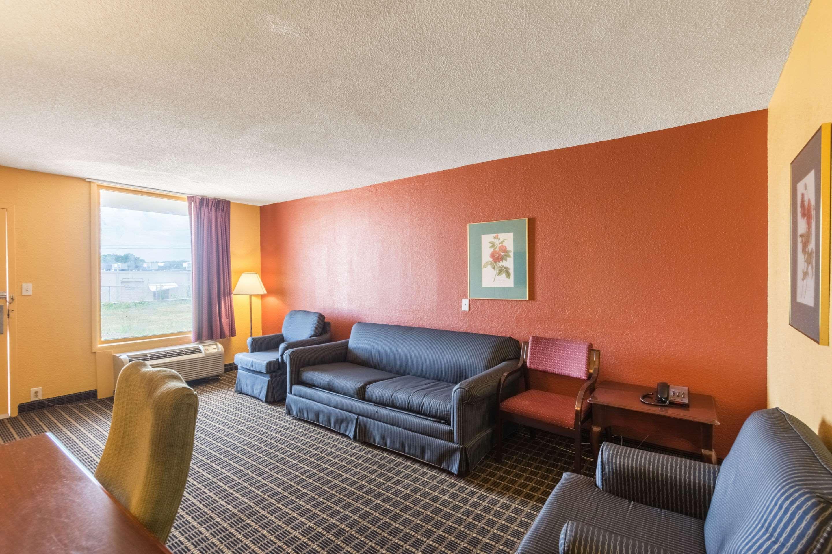 Econo Lodge Inn & Suites Orangeburg Exterior photo