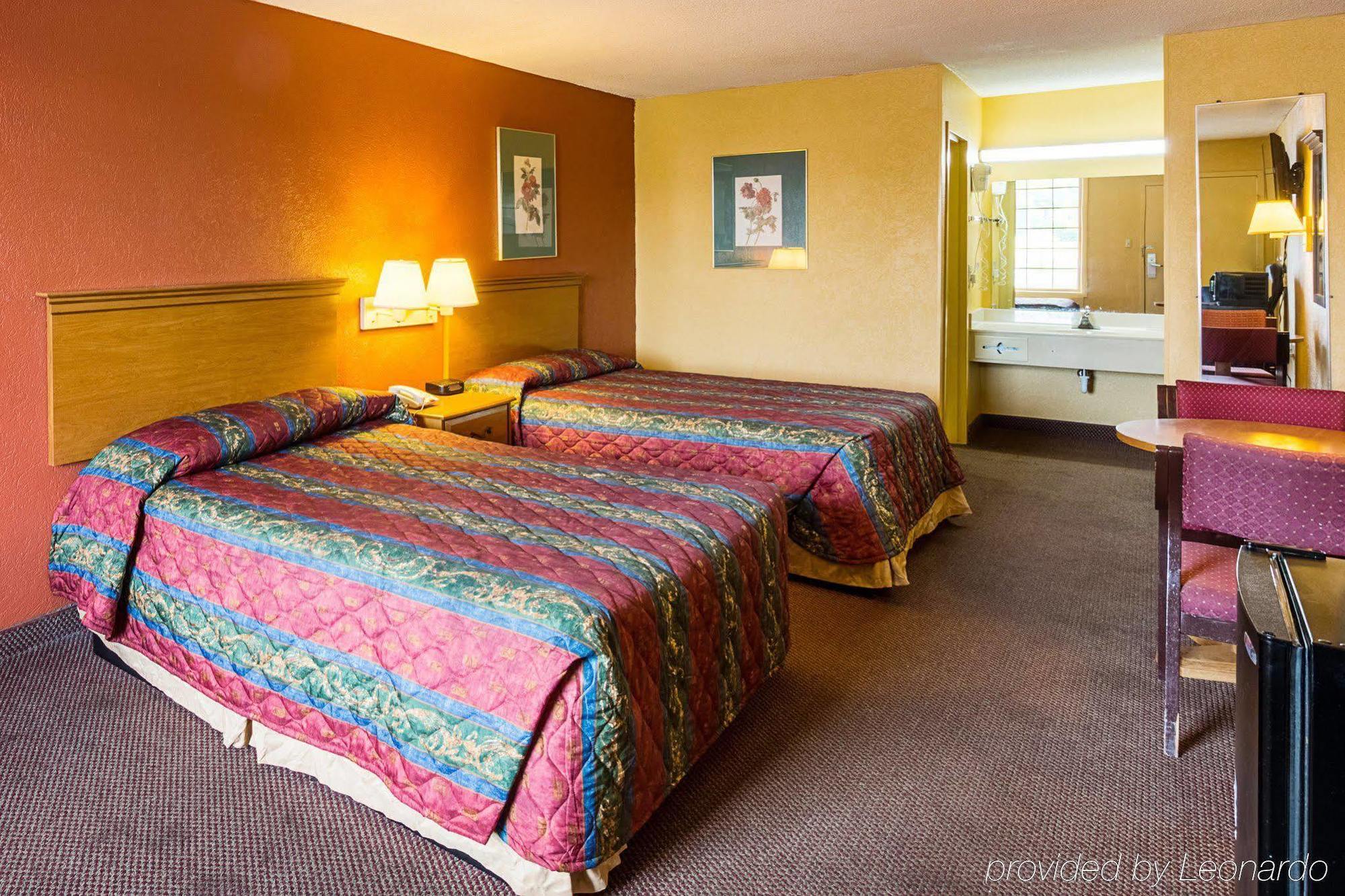 Econo Lodge Inn & Suites Orangeburg Exterior photo