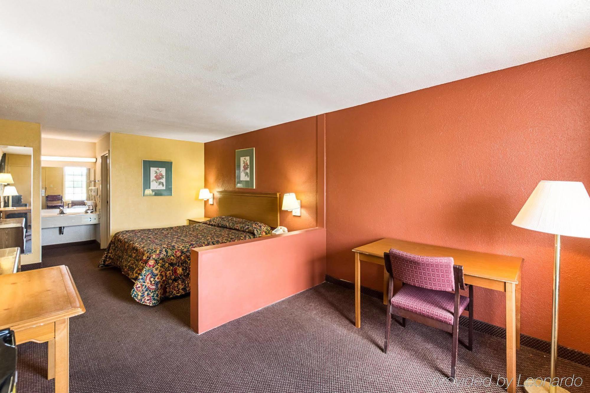 Econo Lodge Inn & Suites Orangeburg Exterior photo